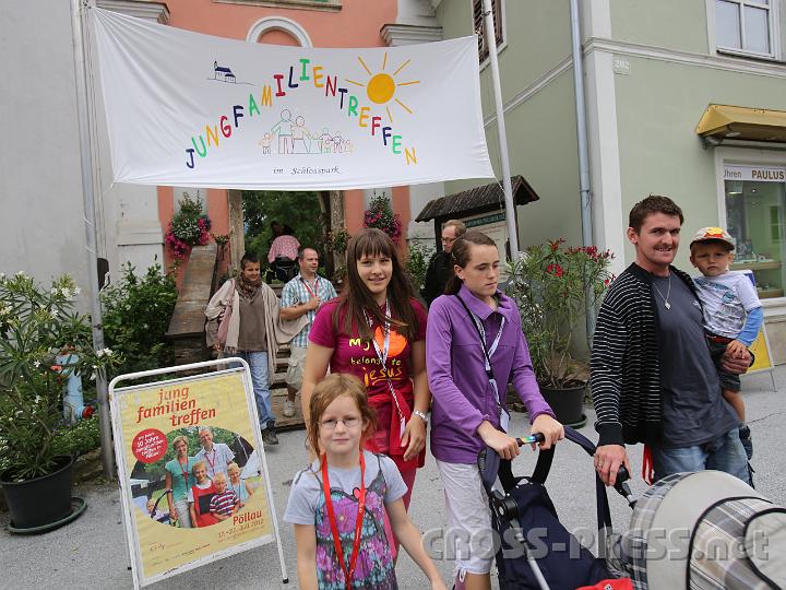 2012.07.20_11.31.27.jpg - Auf dem Weg zur Kirche ...