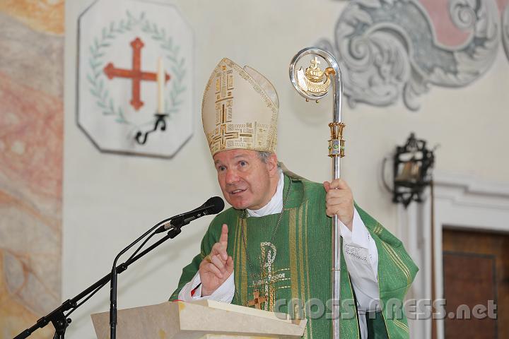 2012.07.20_11.57.30.jpg - Kardinal Schönborn bei seiner Predigt.