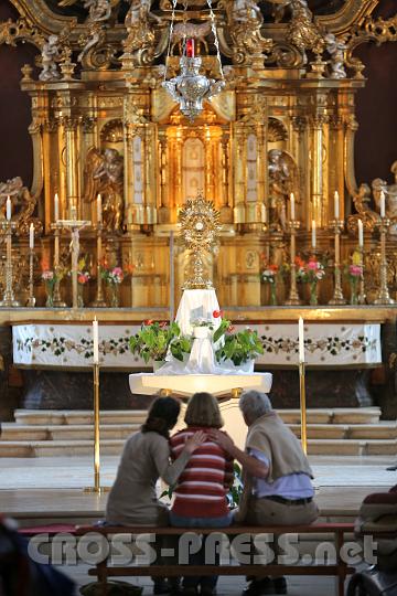 2012.07.20_17.25.30.jpg - Heilungsgebet von Teilnehmern für Teilnehmer ... vor  der Monstranz mit dem Leib Christi.
