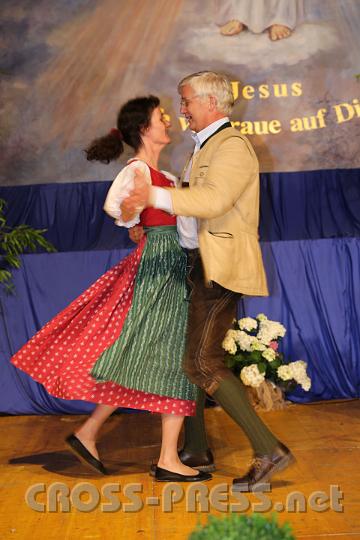 2012.07.20_22.18.14.jpg - Wie bei der Hochzeit, wird auch hier anschließend ausgiebig gefeiert und getanzt.  :)