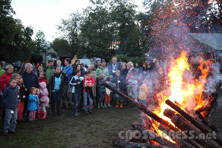 2012.07.21_20.43.26.jpg - Funkenfontane beim traditionellen Pöllauer Lagerfeuer.