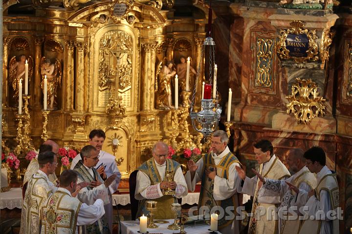 2012.07.21_12.01.05.jpg - Diözesanbischof Kapellari bei der Wandlung.
