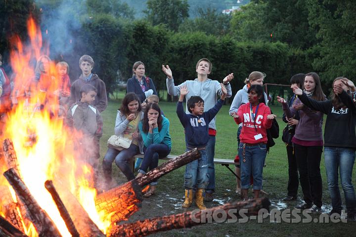 2012.07.21_20.49.53.jpg - Auch wenn man nach zwei Tagen fast ununterbrochenen Regengusses das Feuer beinahe anbeten könnte: hier wird der HERR des Feuers und Vater Jesu Christi gepriesen.  ;)