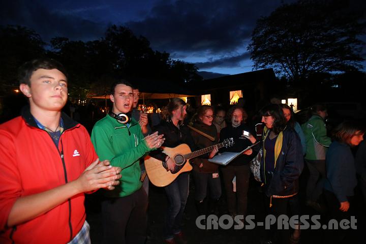 2012.07.21_21.44.50_01.jpg - Je später der Abend, desto mehr gehört er den Jugendlichen.  :)