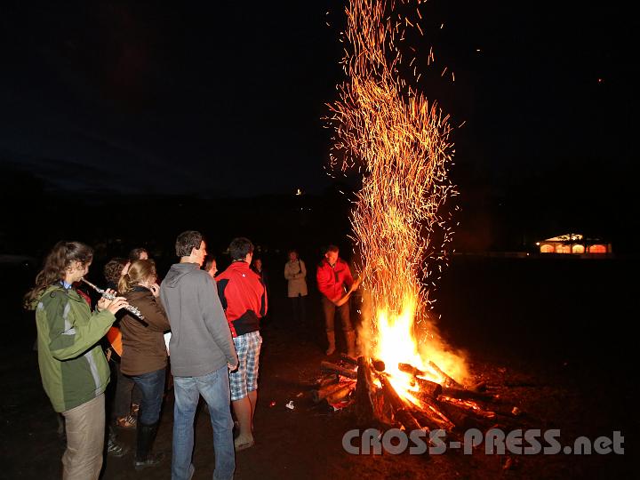 2012.07.21_21.56.54.jpg - Lagerfeuer mit integrierter Licht-Show. :) Neue geistliche Lieder wurden bis spät in die Nacht hinein gesungen.