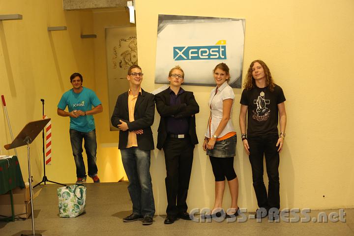 2012.09.14_20.08.45_01.jpg - Die Vorfreude auf's X-Fest ist bei diesen TeilnehmerInnen bestimmt nicht zu gering.