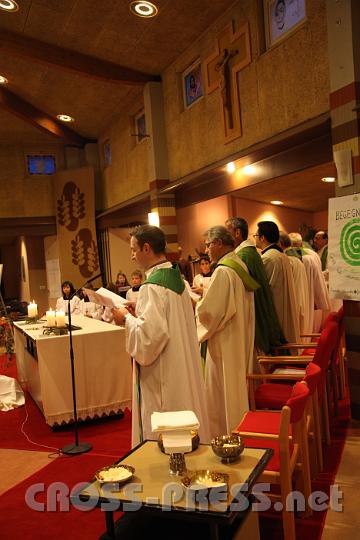 2012.11.18_16.14.42.jpg - Eva und DI Erich Berger, Leiter der Akademie für Familienpädagogik/Schönstatt am Kahlenberg, begrüßen die Familientrainer-Ehepaare und Gäste.