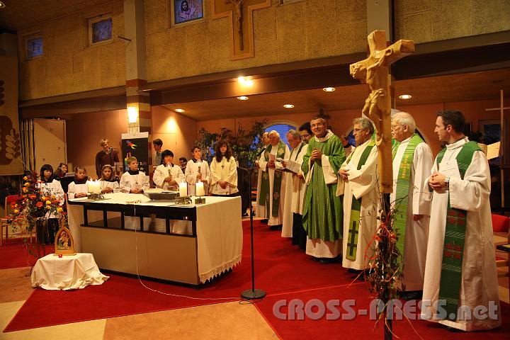 2012.11.18_16.16.58.jpg - Eva und DI Erich Berger, Leiter der Akademie für Familienpädagogik/Schönstatt am Kahlenberg, begrüßen die Familientrainer-Ehepaare und Gäste.