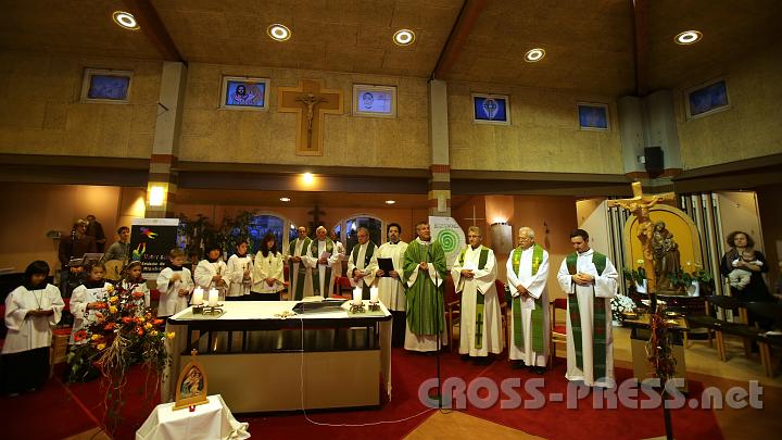2012.11.18_16.16.59.jpg - Eva und DI Erich Berger, Leiter der Akademie für Familienpädagogik/Schönstatt am Kahlenberg, begrüßen die Familientrainer-Ehepaare und Gäste.