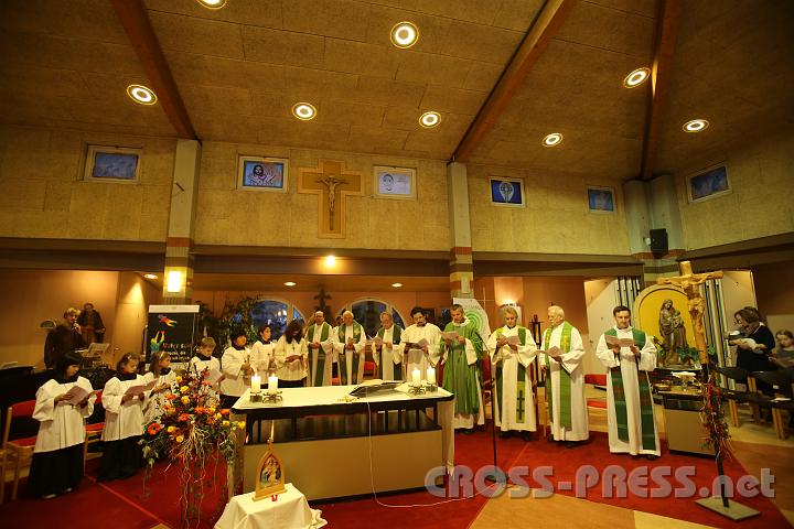 2012.11.18_16.17.34.jpg - Eva und DI Erich Berger, Leiter der Akademie für Familienpädagogik/Schönstatt am Kahlenberg, begrüßen die Familientrainer-Ehepaare und Gäste.