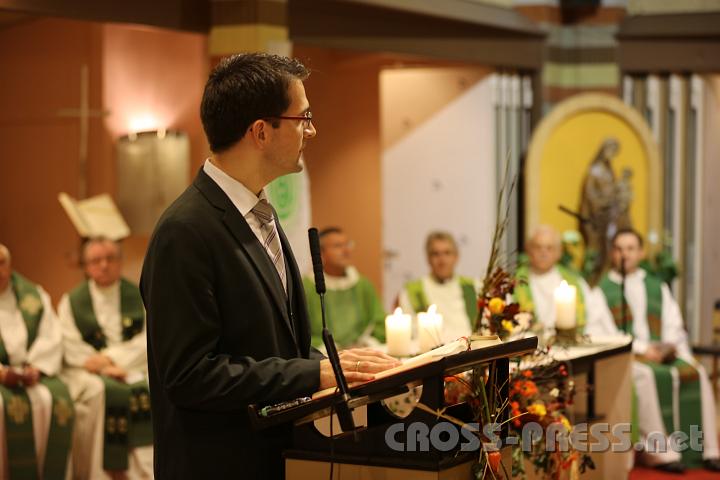 2012.11.18_16.23.30.jpg - Eva und DI Erich Berger, Leiter der Akademie für Familienpädagogik/Schönstatt am Kahlenberg, begrüßen die Familientrainer-Ehepaare und Gäste.
