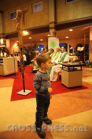 2012.11.18_16.24.37.jpg - Eva und DI Erich Berger, Leiter der Akademie für Familienpädagogik/Schönstatt am Kahlenberg, begrüßen die Familientrainer-Ehepaare und Gäste.