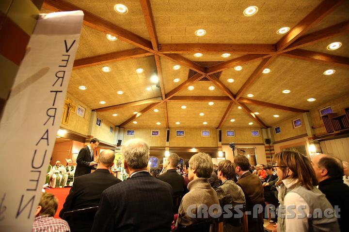 2012.11.18_16.25.02.jpg - Eva und DI Erich Berger, Leiter der Akademie für Familienpädagogik/Schönstatt am Kahlenberg, begrüßen die Familientrainer-Ehepaare und Gäste.