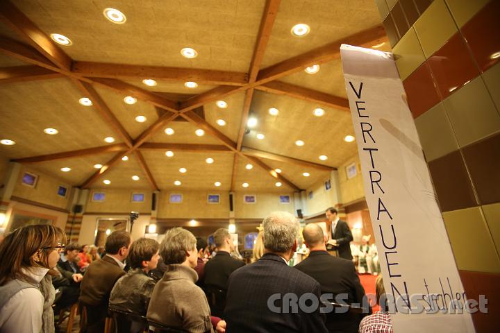 2012.11.18_16.25.13.jpg - Eva und DI Erich Berger, Leiter der Akademie für Familienpädagogik/Schönstatt am Kahlenberg, begrüßen die Familientrainer-Ehepaare und Gäste.