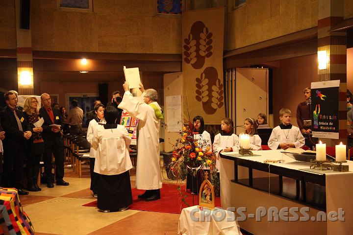 2012.11.18_16.30.04.jpg - Eva und DI Erich Berger, Leiter der Akademie für Familienpädagogik/Schönstatt am Kahlenberg, begrüßen die Familientrainer-Ehepaare und Gäste.