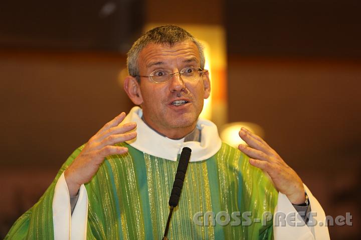 2012.11.18_16.30.57.jpg - Eva und DI Erich Berger, Leiter der Akademie für Familienpädagogik/Schönstatt am Kahlenberg, begrüßen die Familientrainer-Ehepaare und Gäste.