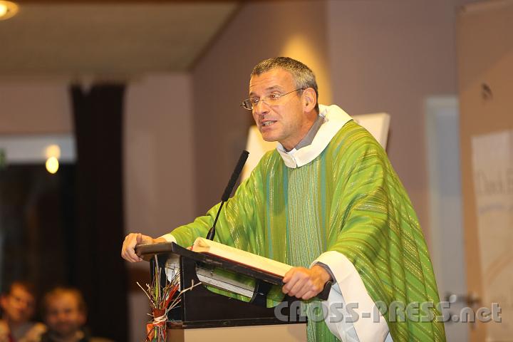2012.11.18_16.34.15.jpg - Eva und DI Erich Berger, Leiter der Akademie für Familienpädagogik/Schönstatt am Kahlenberg, begrüßen die Familientrainer-Ehepaare und Gäste.