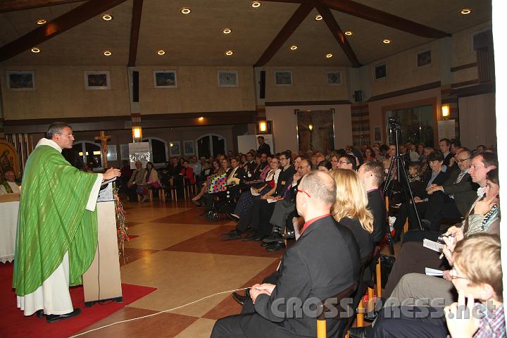 2012.11.18_16.34.21_01.jpg - Eva und DI Erich Berger, Leiter der Akademie für Familienpädagogik/Schönstatt am Kahlenberg, begrüßen die Familientrainer-Ehepaare und Gäste.