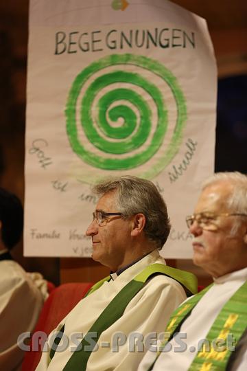 2012.11.18_16.34.37.jpg - Eva und DI Erich Berger, Leiter der Akademie für Familienpädagogik/Schönstatt am Kahlenberg, begrüßen die Familientrainer-Ehepaare und Gäste.