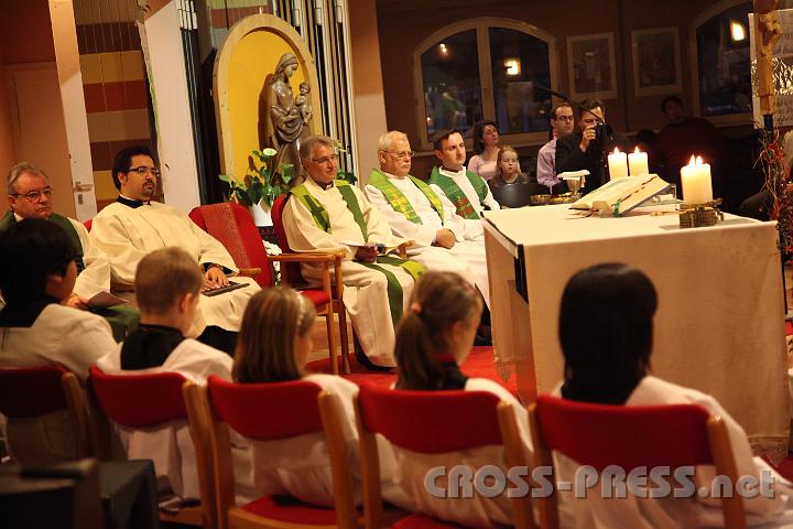 2012.11.18_16.36.03.jpg - Eva und DI Erich Berger, Leiter der Akademie für Familienpädagogik/Schönstatt am Kahlenberg, begrüßen die Familientrainer-Ehepaare und Gäste.