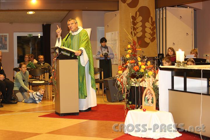 2012.11.18_16.36.05.jpg - Eva und DI Erich Berger, Leiter der Akademie für Familienpädagogik/Schönstatt am Kahlenberg, begrüßen die Familientrainer-Ehepaare und Gäste.
