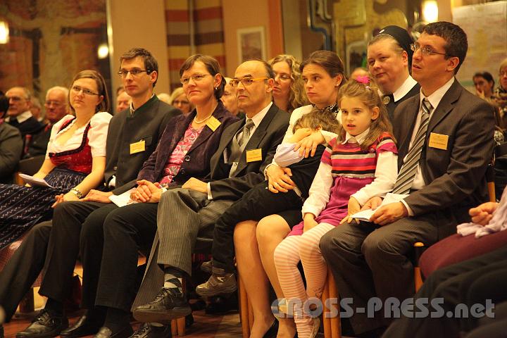 2012.11.18_16.38.32.jpg - Eva und DI Erich Berger, Leiter der Akademie für Familienpädagogik/Schönstatt am Kahlenberg, begrüßen die Familientrainer-Ehepaare und Gäste.