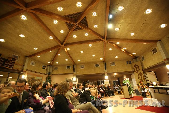 2012.11.18_16.41.00.jpg - Eva und DI Erich Berger, Leiter der Akademie für Familienpädagogik/Schönstatt am Kahlenberg, begrüßen die Familientrainer-Ehepaare und Gäste.