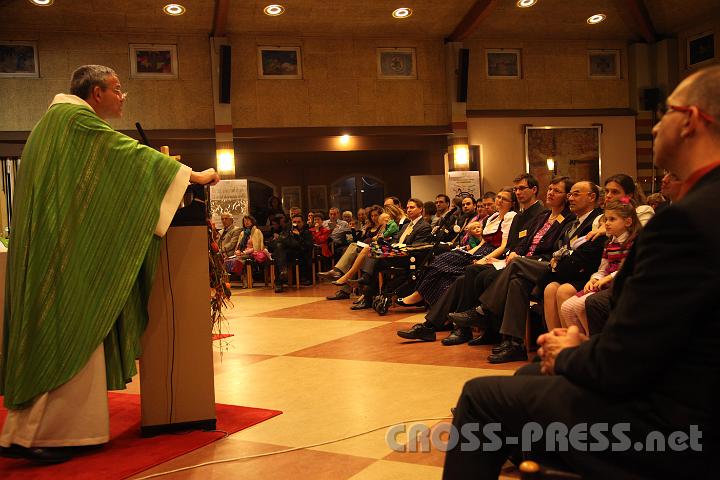 2012.11.18_16.42.42.jpg - Eva und DI Erich Berger, Leiter der Akademie für Familienpädagogik/Schönstatt am Kahlenberg, begrüßen die Familientrainer-Ehepaare und Gäste.