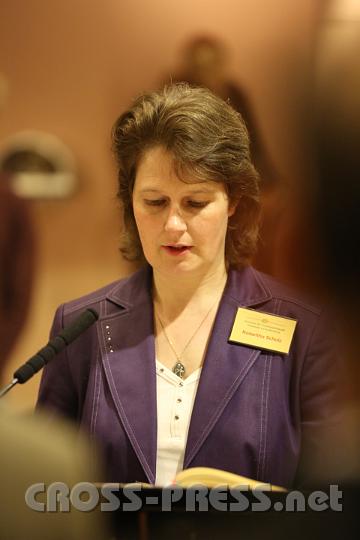 2012.11.18_16.46.55.jpg - Eva und DI Erich Berger, Leiter der Akademie für Familienpädagogik/Schönstatt am Kahlenberg, begrüßen die Familientrainer-Ehepaare und Gäste.