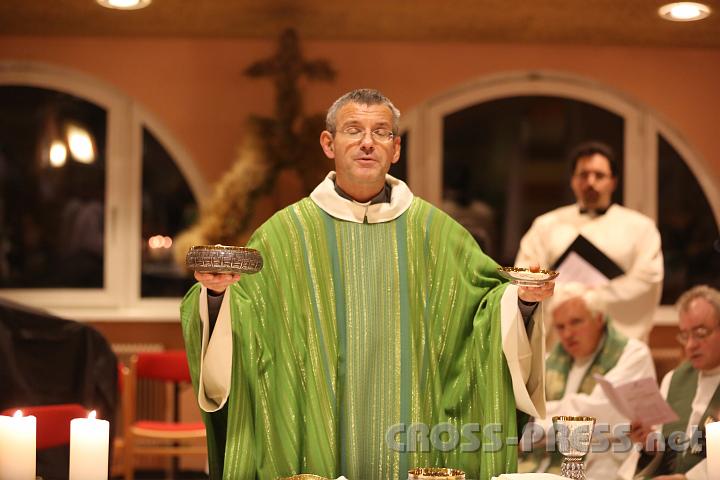 2012.11.18_16.48.33.jpg - Eva und DI Erich Berger, Leiter der Akademie für Familienpädagogik/Schönstatt am Kahlenberg, begrüßen die Familientrainer-Ehepaare und Gäste.