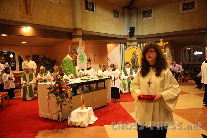 2012.11.18_16.48.38_01.jpg - Eva und DI Erich Berger, Leiter der Akademie für Familienpädagogik/Schönstatt am Kahlenberg, begrüßen die Familientrainer-Ehepaare und Gäste.