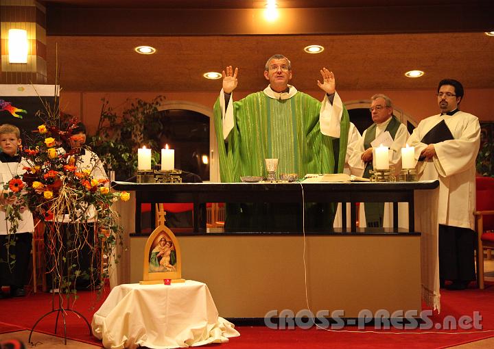 2012.11.18_16.50.16.jpg - Eva und DI Erich Berger, Leiter der Akademie für Familienpädagogik/Schönstatt am Kahlenberg, begrüßen die Familientrainer-Ehepaare und Gäste.