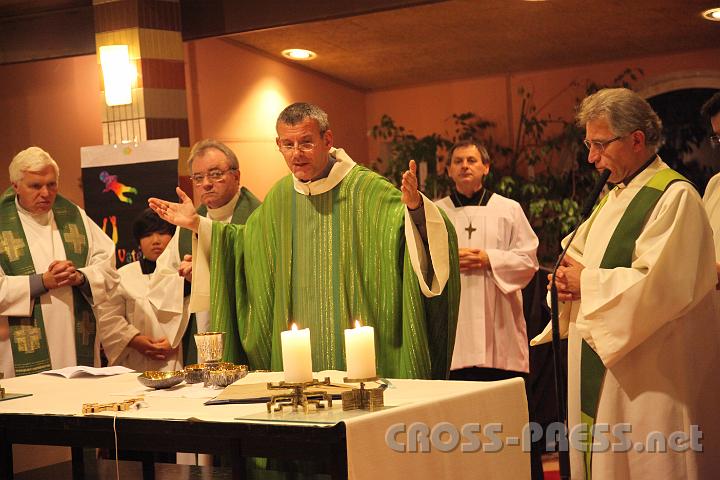 2012.11.18_16.51.06.jpg - Eva und DI Erich Berger, Leiter der Akademie für Familienpädagogik/Schönstatt am Kahlenberg, begrüßen die Familientrainer-Ehepaare und Gäste.