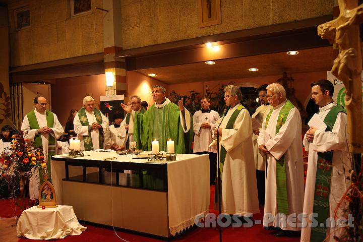2012.11.18_16.52.06.jpg - Eva und DI Erich Berger, Leiter der Akademie für Familienpädagogik/Schönstatt am Kahlenberg, begrüßen die Familientrainer-Ehepaare und Gäste.