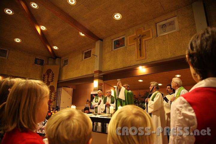 2012.11.18_16.57.01.jpg - Eva und DI Erich Berger, Leiter der Akademie für Familienpädagogik/Schönstatt am Kahlenberg, begrüßen die Familientrainer-Ehepaare und Gäste.