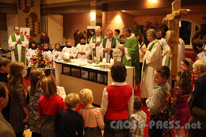 2012.11.18_16.58.02.jpg - Eva und DI Erich Berger, Leiter der Akademie für Familienpädagogik/Schönstatt am Kahlenberg, begrüßen die Familientrainer-Ehepaare und Gäste.