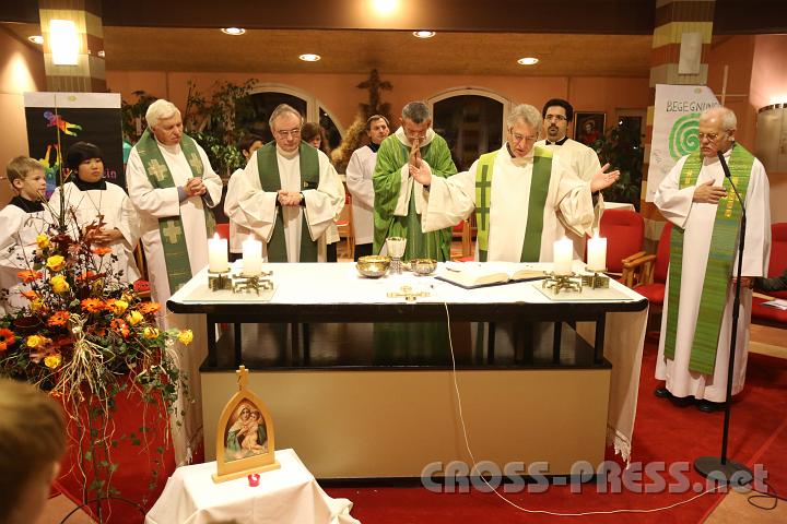 2012.11.18_16.58.20.jpg - Eva und DI Erich Berger, Leiter der Akademie für Familienpädagogik/Schönstatt am Kahlenberg, begrüßen die Familientrainer-Ehepaare und Gäste.