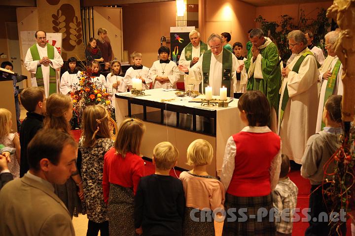 2012.11.18_16.58.21.jpg - Eva und DI Erich Berger, Leiter der Akademie für Familienpädagogik/Schönstatt am Kahlenberg, begrüßen die Familientrainer-Ehepaare und Gäste.