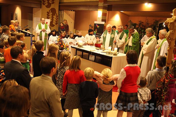 2012.11.18_16.58.46.jpg - Eva und DI Erich Berger, Leiter der Akademie für Familienpädagogik/Schönstatt am Kahlenberg, begrüßen die Familientrainer-Ehepaare und Gäste.