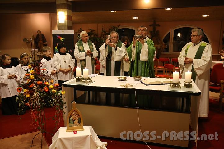 2012.11.18_16.59.09.jpg - Eva und DI Erich Berger, Leiter der Akademie für Familienpädagogik/Schönstatt am Kahlenberg, begrüßen die Familientrainer-Ehepaare und Gäste.