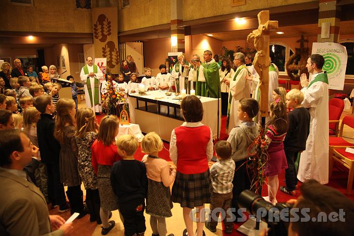2012.11.18_16.59.30.jpg - Eva und DI Erich Berger, Leiter der Akademie für Familienpädagogik/Schönstatt am Kahlenberg, begrüßen die Familientrainer-Ehepaare und Gäste.