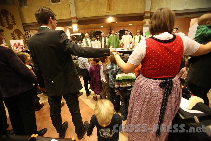 2012.11.18_17.00.14.jpg - Eva und DI Erich Berger, Leiter der Akademie für Familienpädagogik/Schönstatt am Kahlenberg, begrüßen die Familientrainer-Ehepaare und Gäste.