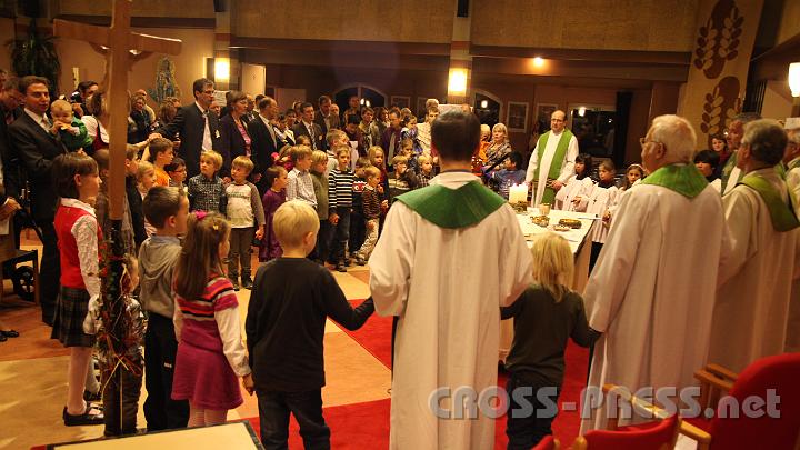 2012.11.18_17.01.09.jpg - Eva und DI Erich Berger, Leiter der Akademie für Familienpädagogik/Schönstatt am Kahlenberg, begrüßen die Familientrainer-Ehepaare und Gäste.