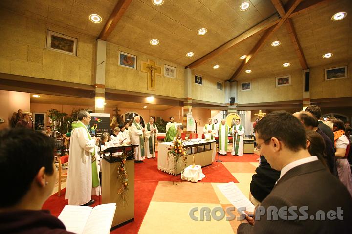 2012.11.18_17.03.19.jpg - Eva und DI Erich Berger, Leiter der Akademie für Familienpädagogik/Schönstatt am Kahlenberg, begrüßen die Familientrainer-Ehepaare und Gäste.