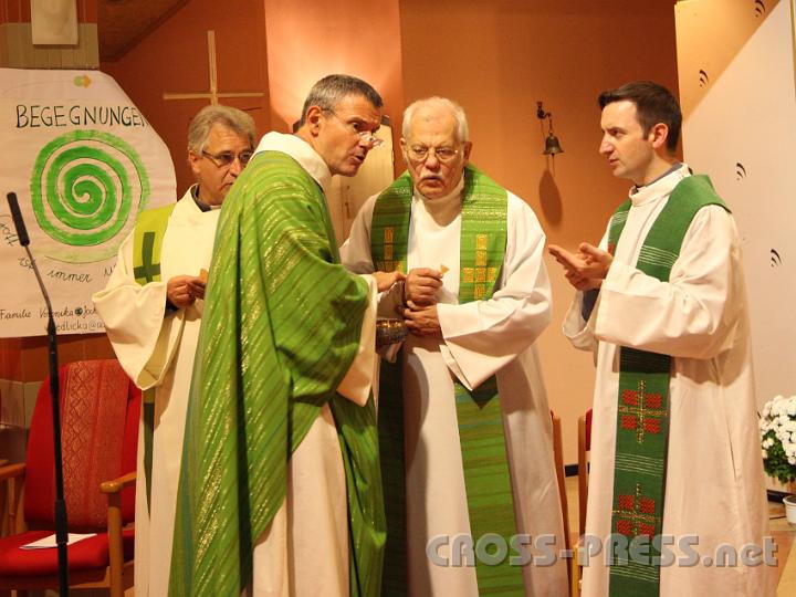 2012.11.18_17.03.53.jpg - Eva und DI Erich Berger, Leiter der Akademie für Familienpädagogik/Schönstatt am Kahlenberg, begrüßen die Familientrainer-Ehepaare und Gäste.