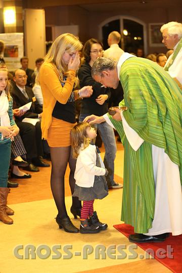 2012.11.18_17.08.13.jpg - Eva und DI Erich Berger, Leiter der Akademie für Familienpädagogik/Schönstatt am Kahlenberg, begrüßen die Familientrainer-Ehepaare und Gäste.