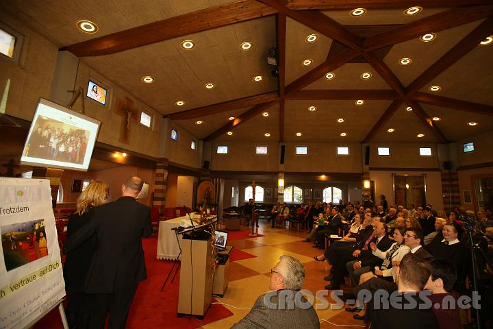 2012.11.18_14.44.00.jpg - Die Begleitfamilie Gabriele und Andreas Zeitlinger begrüßt die Kursteilnehmer und die Festgäste.