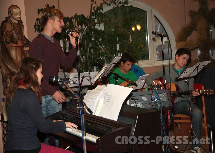 2012.11.18_15.10.32.jpg - Daria und ihre Band: ohne sie und ihre Lobpreismusik würde der Feier Wesentliches fehlen.