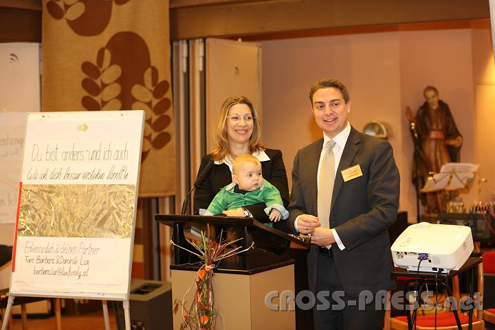 2012.11.18_15.16.19.jpg - Barbara und Dominik Lux gingen in ihrem Vortrag der Frage nach, wie wir ganz wir selbst sein können - und zusammen doch ganz eins: "Du bist anders - und ich auch. Wie ich dich besser verstehen lern(t)e."