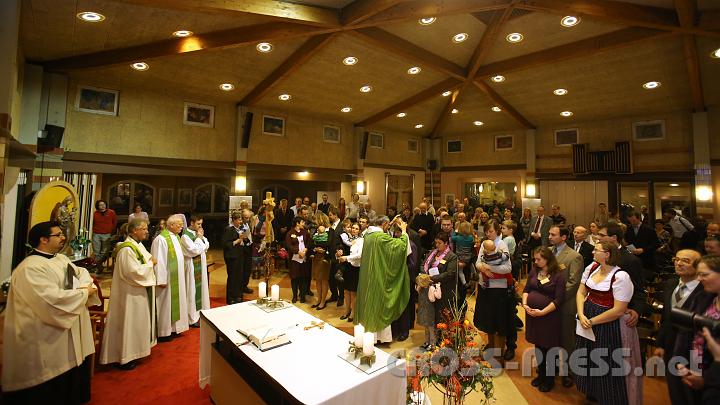 2012.11.18_17.17.50.jpg - Jeder Einzelne wird von Generalvikar Krasa gesegnet und gesandt.